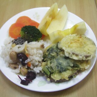 ごはんと、さつまいも天ぷら、野菜の盛り合わせ